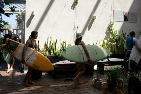 People rush towards a shelter in Tel Aviv