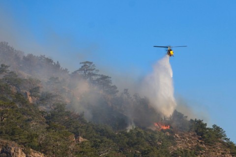 Helicopters dropped water on a wildfire in Ierapetra