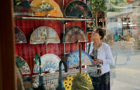 Passion for hand fans sizzles in burning Spanish heat