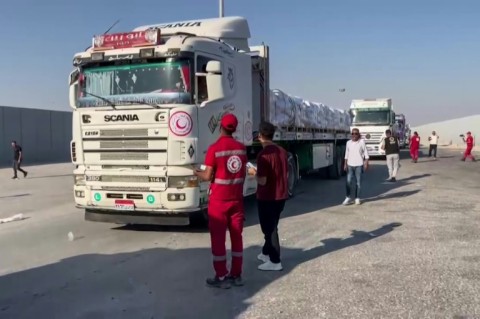 Aid trucks have begun crossing into Gaza from Egypy but aid agencies warn that without a permanent ceasefire a large-scale humanitarian operation will be impossible
