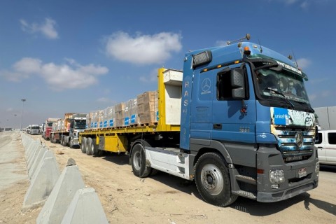 Trucks carrying humanitarian aid have begun to arrive at Gaza border crossings from Egypt and Jordan but aid agencies are urging Israel to further loosen access rules