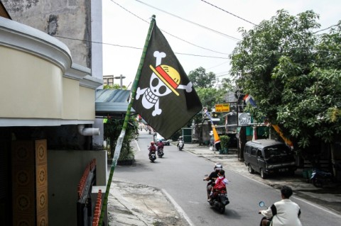 Government officials say the pirate flag's use is an attempt to divide the nation and warn it may be banned from flying next to Indonesia's colours