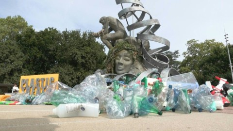 Giant sculpture exposes plastic pollution in front of UN in Geneva