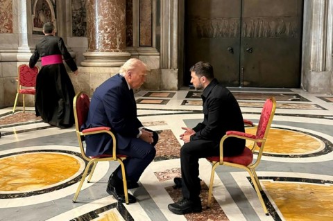 Ukrainian President Zelensky (R) met with US President Trump (L) again on the sidelines of Pope Francis's funeral at St. Peter's Basilica at the Vatican in April