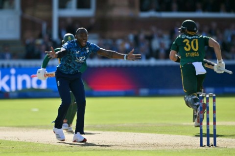 England's Jofra Archer (L) successfully appeals to have Matthew Breetzke lbw for 85 in the second ODI against South Africa at Lord's