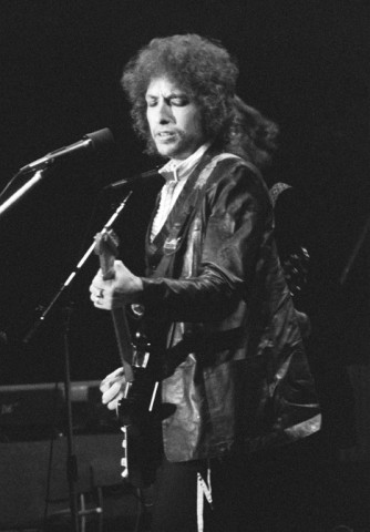 Bob Dylan shocked folk purists by performing with an electric guitar in Newport in 1965