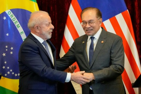 Brazil's President Luiz Inacio Lula da Silva (L) and Malaysia's Prime Minister Anwar Ibrahim shake hands after holding a press conference