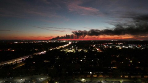 Smoke billows after cargo plane crashes near Louisville airport