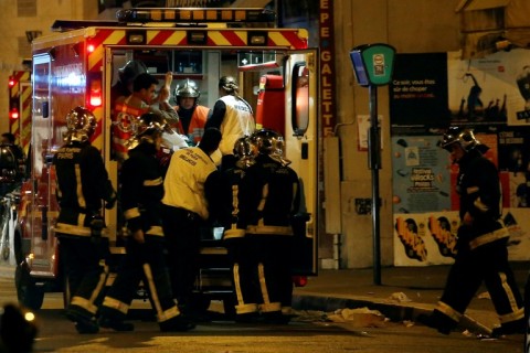 Emergency teams cared for victims of the deadly jihadist attacks near the Belle Equipe restaurant in Paris