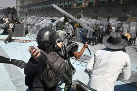 Hundreds of young people threw projectiles at the police, who responded by deploying their shields and also threw objects at the protesters