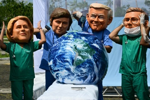 The European Union's climate commissioner, Wopke Hoekstra (C), says the deal on the table at UN climate talks is 'unacceptable'