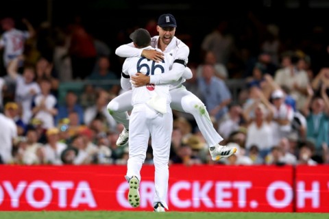 England’s Will Jacks (top) celebrates with Joe Root after taking a catch to dismiss Steve Smith