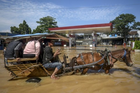 The death toll from floods and landslides in Indonesia's Sumatra island has risen to at least 883