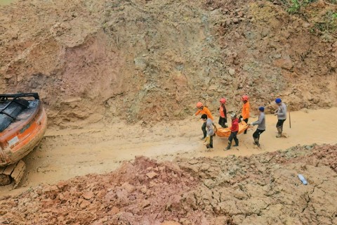 The scale of disaster from floods and landslides caused by heavy rain in Indonesia's Sumatra island is slowly becoming clearer as rescuers reach more remote areas where communications have been cut