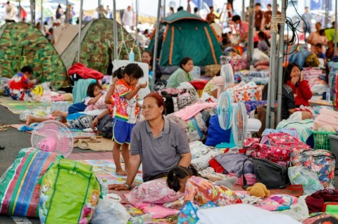 Evacuated Thai residents at a temporary shelter in Buriram province