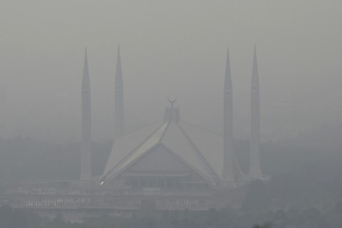 The Shah Faisal Mosque engulfed in dense smog due to severe air pollution in Islamabad