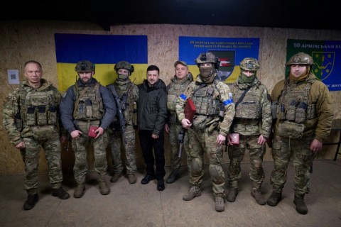 Zelensky visits troops near Kupiansk to congratulate them
