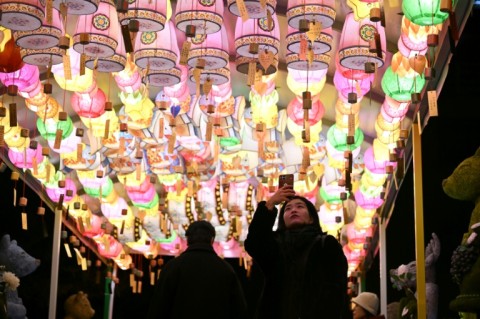 Lanterns attached with New Year's wishes attracted Buddhist followers at the Jogyesa Temple in central Seoul as the clock counted down to the end of 2025