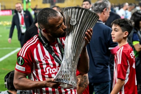 El Kaabi kisses the UEFA Conference League trophy after scoring the winning goal for Olympiacos in the final against Fiorentina in 2024