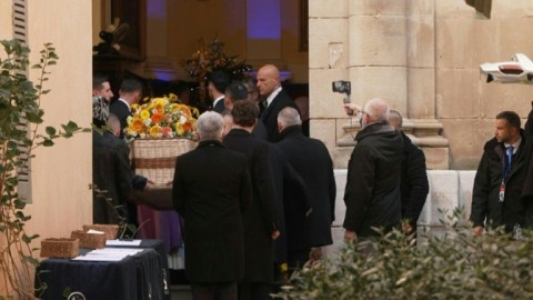 Brigitte Bardot's wicker coffin arrives at Saint-Tropez church
