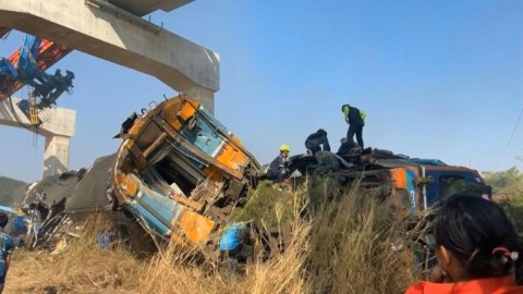 Rescuers search for survivors after Thailand crane collapse