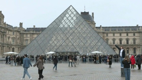 Tourists flock to Louvre despite fare hikes for non-Europeans