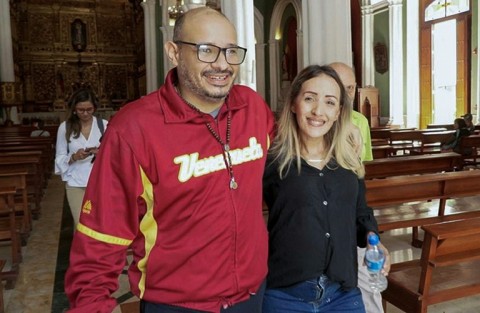 Venezuelan journalist Carlos Julio Rojas (L) is among those released from prison in Venezuela after Nicolas Maduro's ouster