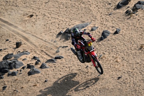 American rider Ricky Brabec takes off on the Dakar Rally and is now just 23 seconds behind Bikes leader Luciano Benavides with two stages remaining