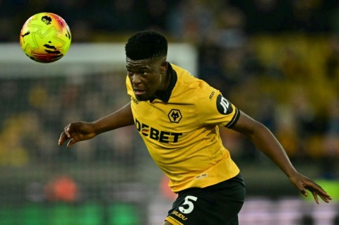 Wolves loan Zimbabwean Munetsi to Paris FC