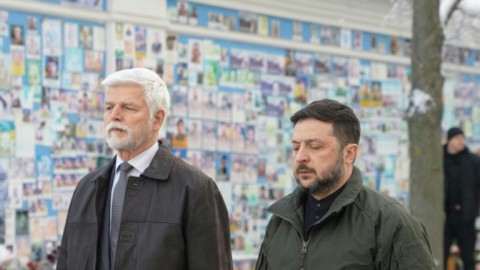 Czech President Petr Pavel (L) and Ukraine's Volodymyr Zelensky pay respects in Kyiv to fallen soldiers