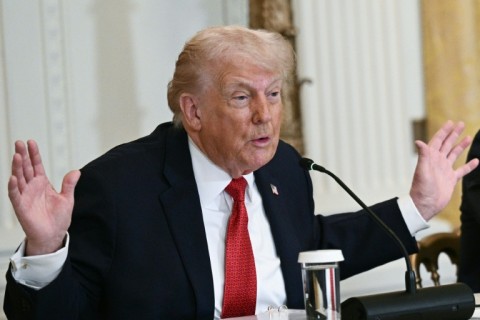 トランプ大統領、グリーンランド乗っ取りを支持しない国に関税をかけると脅す