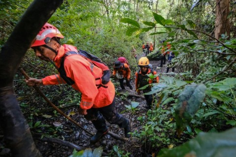 Indonesia rescuers find body from plane crash
