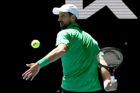 Djokovic, Swiatek roll into Melbourne third round