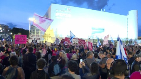 Israelis rally in anti-war demonstration in Tel Aviv
