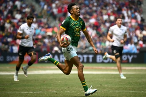 South Africa won their first Hong Kong Sevens rugby title with a dominant 35-7 defeat of title-holders Argentina in the men's final at Kai Tak Stadium