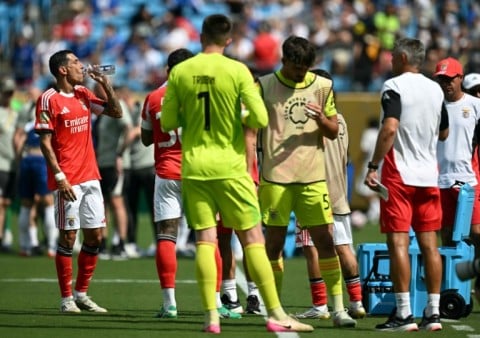 Benfica's Angel Di Maria (L) takes on fluids during a hydration break at last year's Club World Cup in the United States