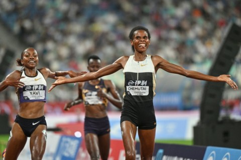Uganda's Peruth Chemutai (R)