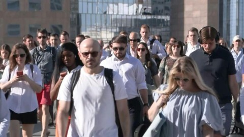 People in London commute to work after UK beats May heat record