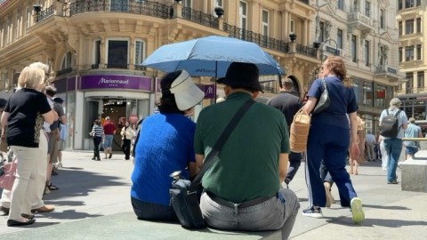 Residents and tourists try to cool off in Vienna as temperatures soar