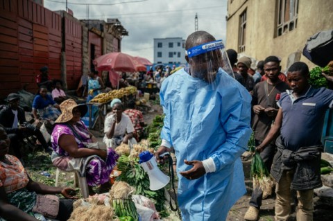 Cousin Kasumbo of the U Report Goma group, explains Ebola to traders in eastern DRC