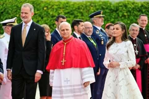 King Felipe VI (L) and Queen Letizia (R) welcomed Pope Leo XIV (C) at Madrid airport
