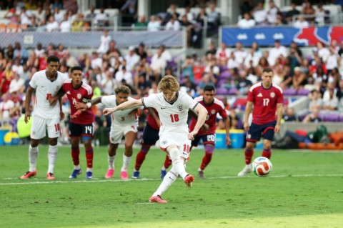 Anthony Gordon scores a penalty in England's 3-0 win against Costa Rica