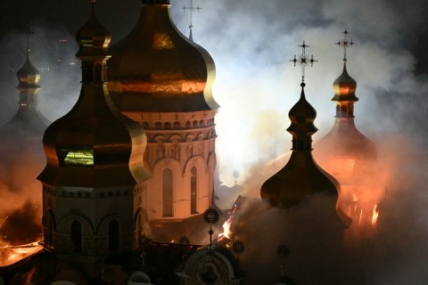 Tödliche Angriffe auf die Ukraine lassen die Kiewer Kathedrale in Flammen ...