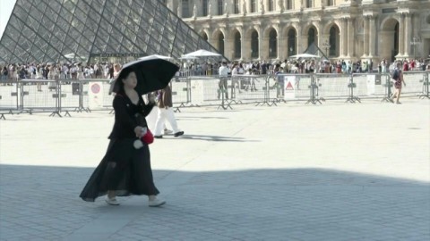 France presses ahead with street music festival despite extreme heat