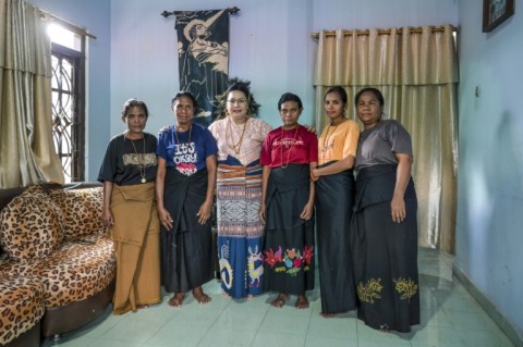 Protestant pastor Reverend Norlina Rambu Jola Kalunga (third left), a maramba noblewoman), with her five ata slaves