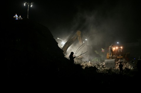 Rescuers in Venezuela even work through the night to look for quake victims