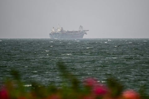 Oil extends gains and stocks fall on fresh Hormuz worries