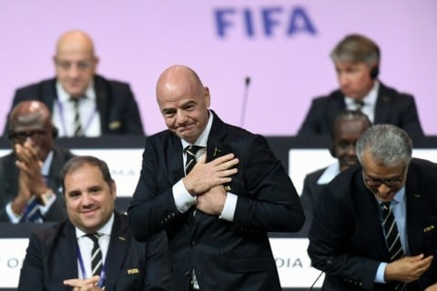 Gianni Infantino (C) could face a challenger for the 2027 presidential election or even a vote of no confidence prior to that