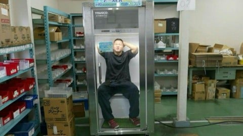 Human fridge helps workers cool off in Japan summer heat