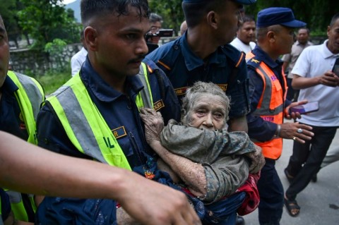 Rescuers in Nepal launched an urgent hunt for survivors of a deadly flood on the border with Tibet